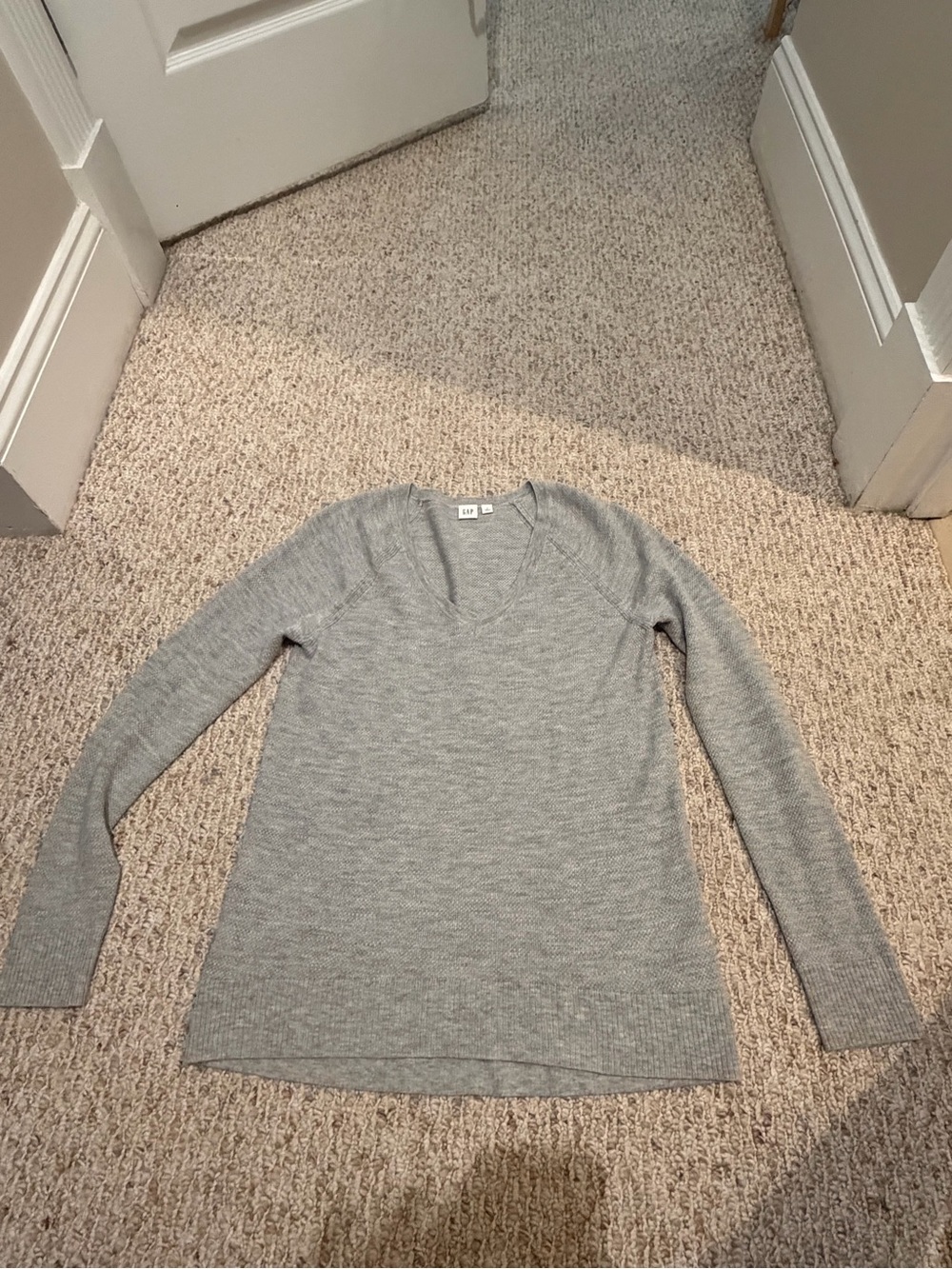 GAP Women's merino wool V-Neck Long Sleeve Sweater